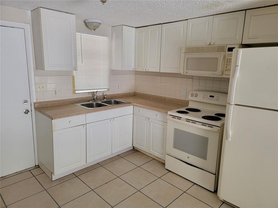 For Rent: $1,200 (3 beds, 1 baths, 960 Square Feet)