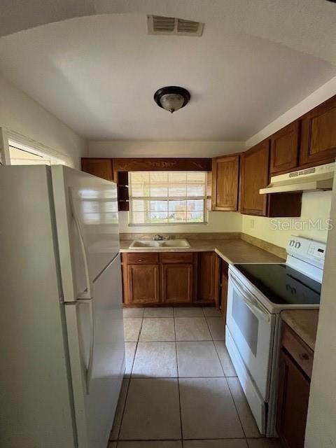 For Sale: $179,900 (2 beds, 1 baths, 825 Square Feet)