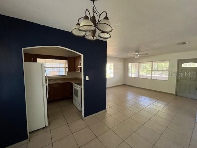 For Sale: $184,900 (2 beds, 1 baths, 825 Square Feet)