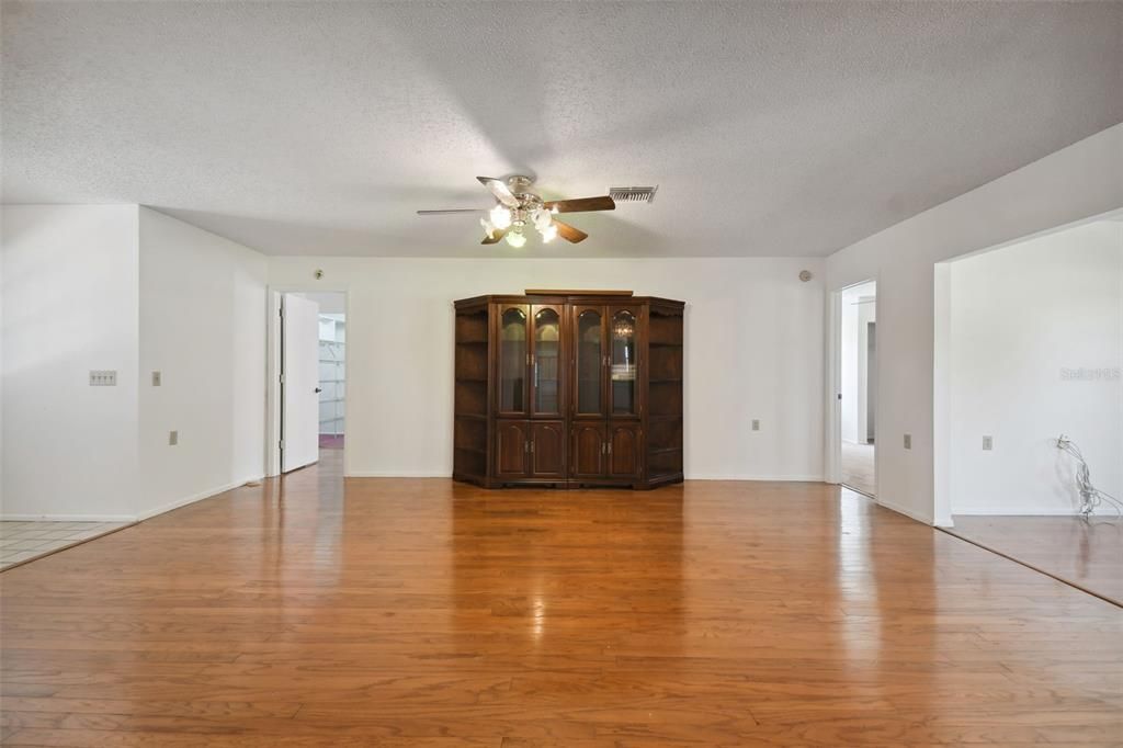For Sale: $330,000 (3 beds, 2 baths, 1912 Square Feet)