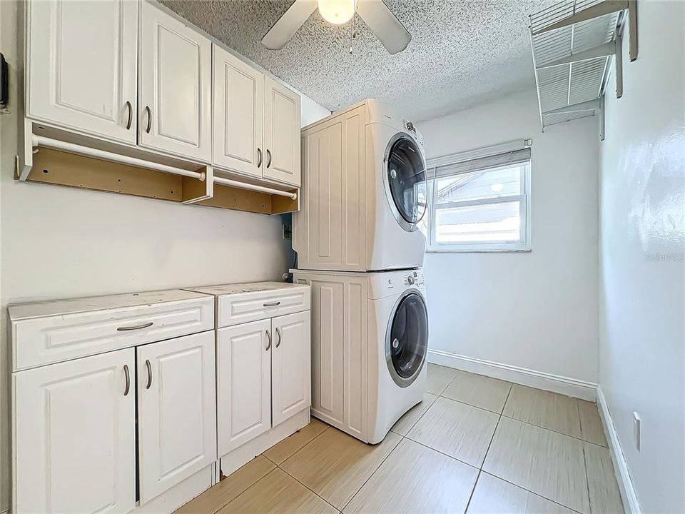 Active With Contract: $350,000 (3 beds, 2 baths, 1195 Square Feet)