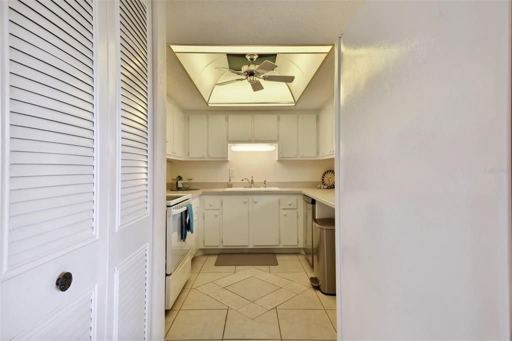Active With Contract: $219,900 (2 beds, 2 baths, 1120 Square Feet)
