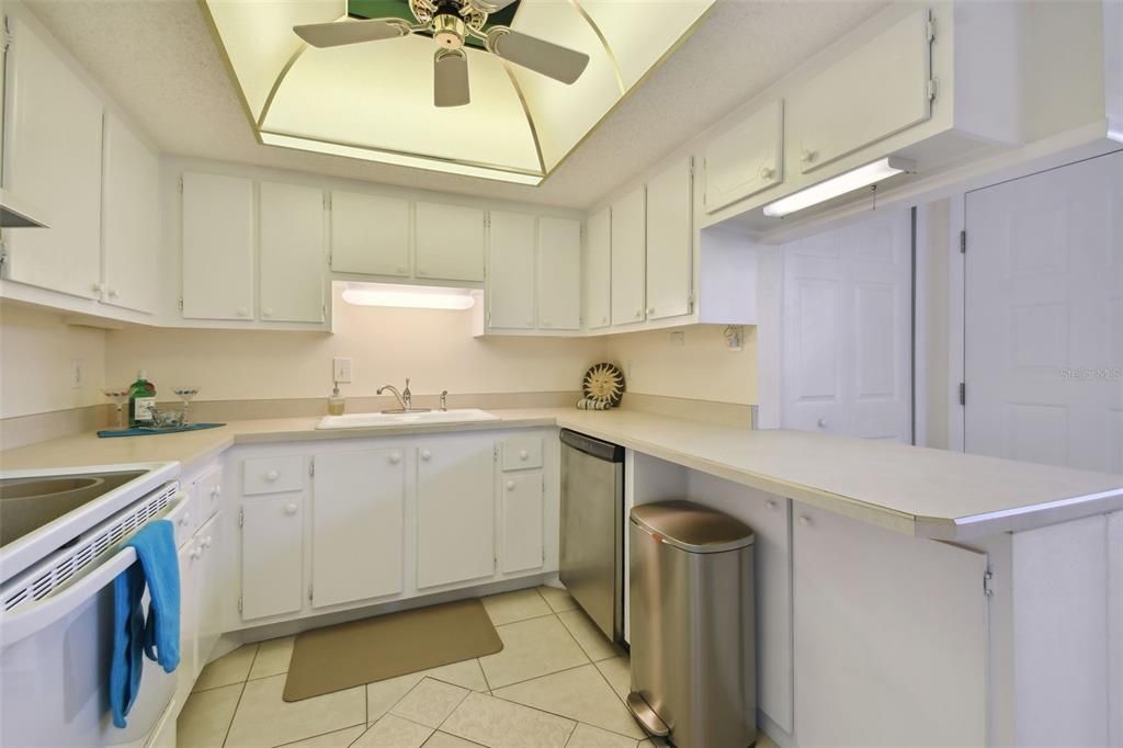 Active With Contract: $219,900 (2 beds, 2 baths, 1120 Square Feet)