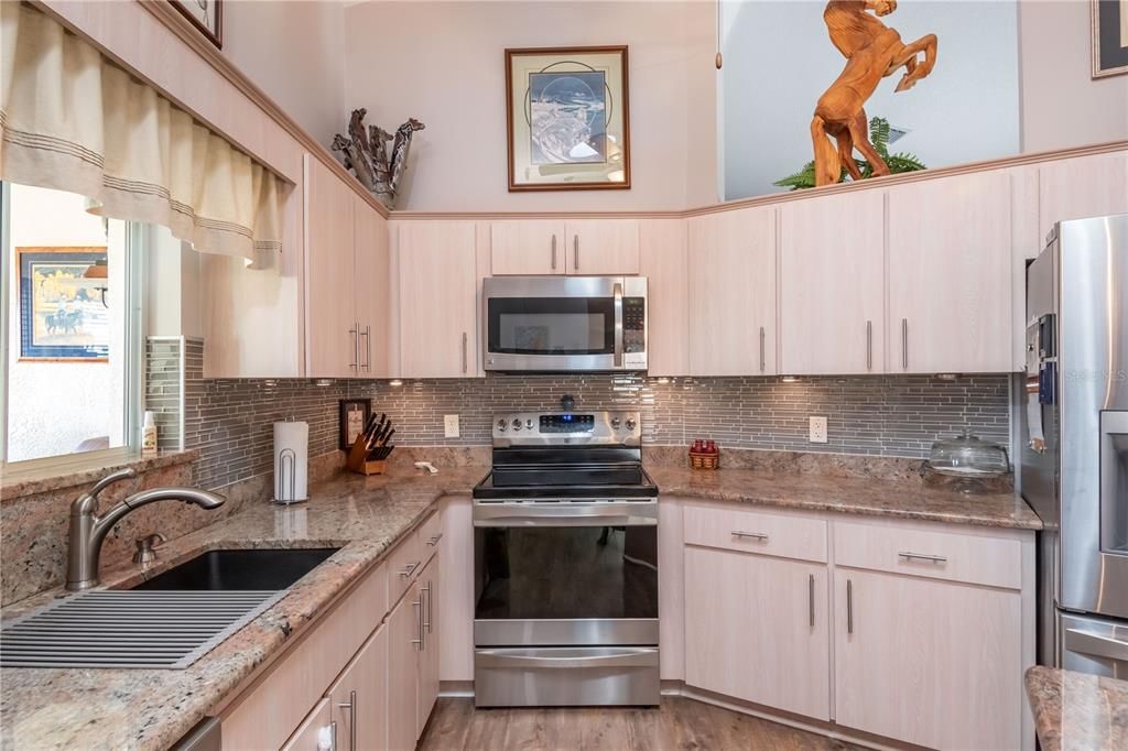 upgraded Kitchen with granite new appliances