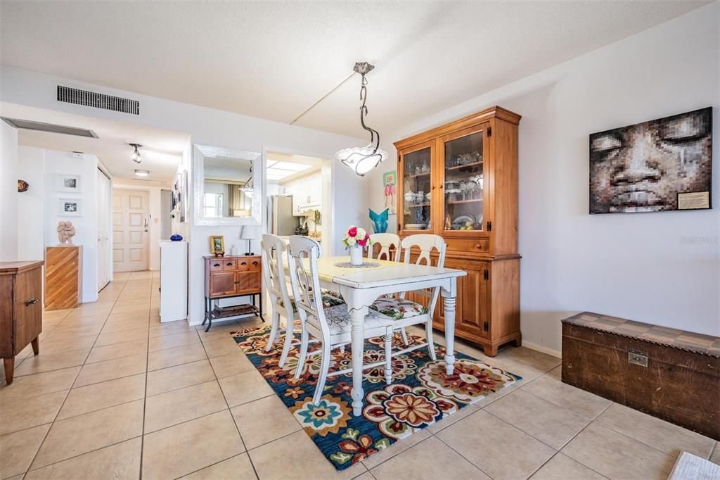 For Sale: $335,000 (1 beds, 1 baths, 950 Square Feet)