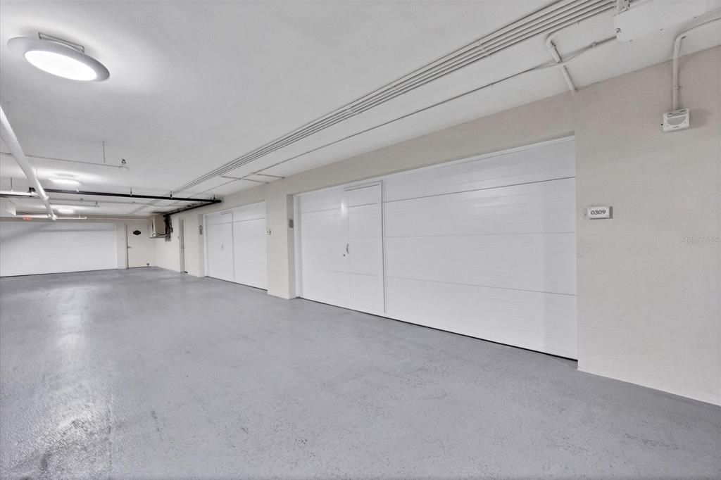 Bonus air-conditioned hobby garage with 2 additional parking spaces