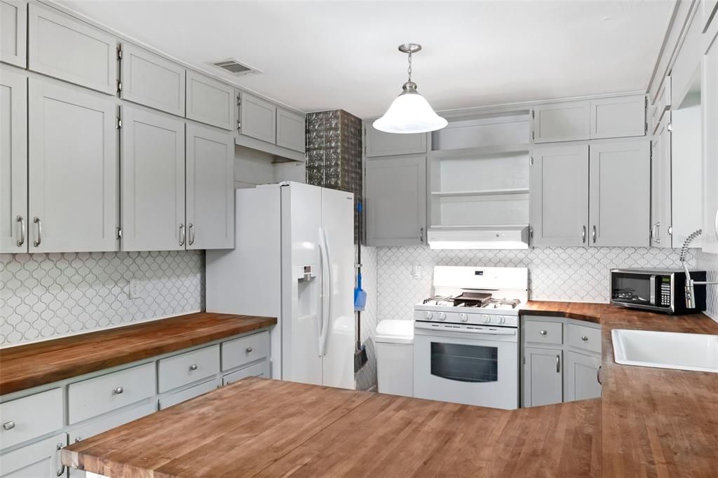 Active With Contract: $699,000 (3 beds, 2 baths, 1248 Square Feet)