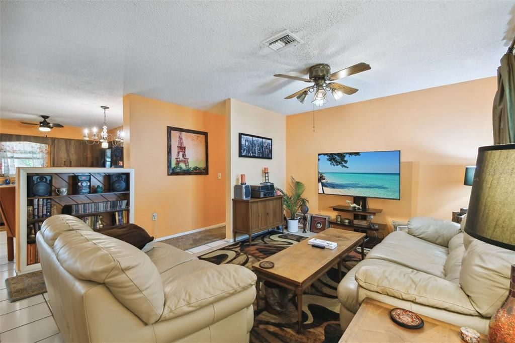 Active With Contract: $299,000 (2 beds, 2 baths, 1135 Square Feet)