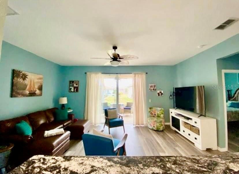 For Sale: $305,000 (2 beds, 2 baths, 1264 Square Feet)