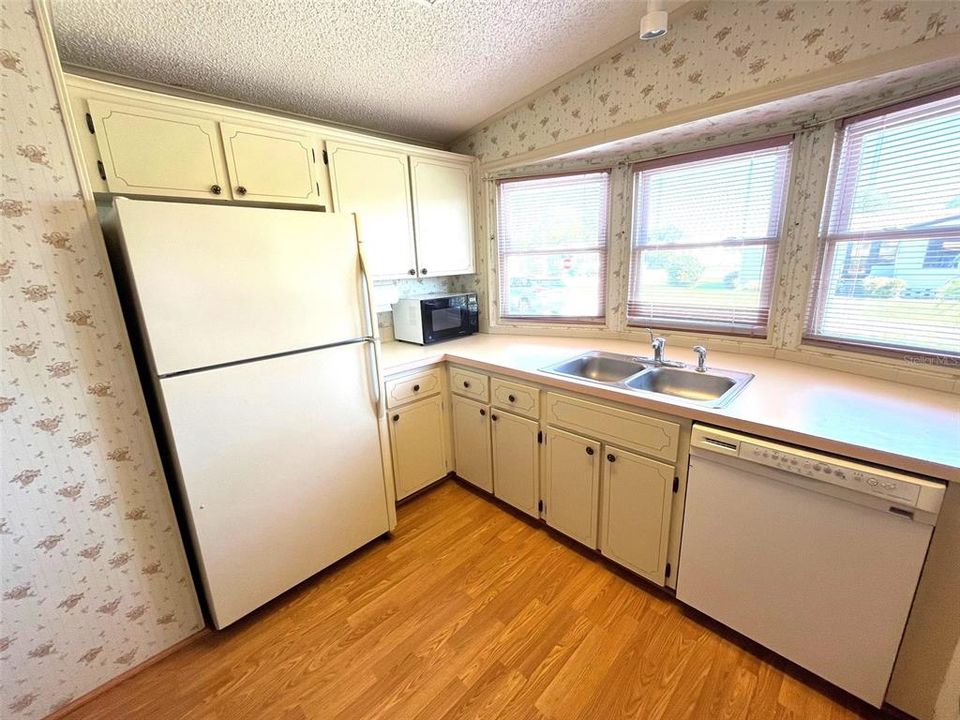 For Sale: $159,900 (2 beds, 2 baths, 987 Square Feet)