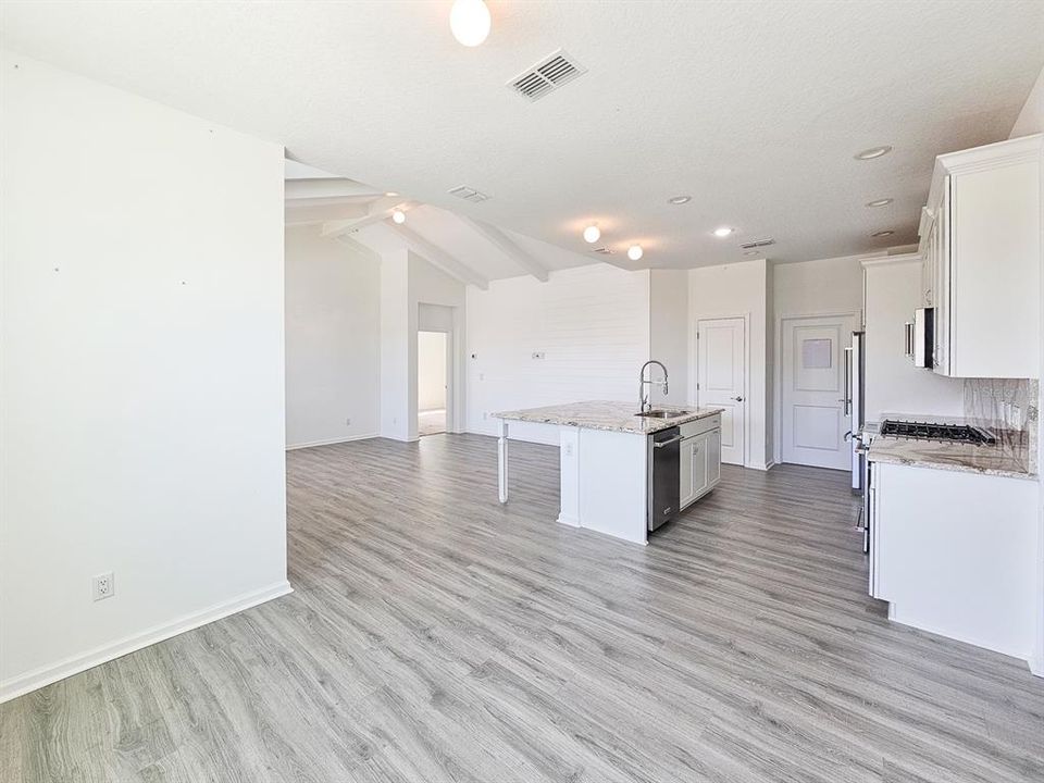 For Sale: $389,900 (2 beds, 2 baths, 1464 Square Feet)