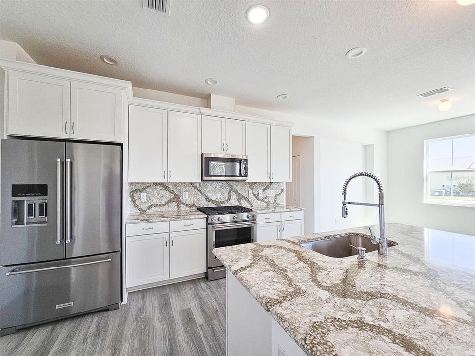 For Sale: $389,900 (2 beds, 2 baths, 1464 Square Feet)