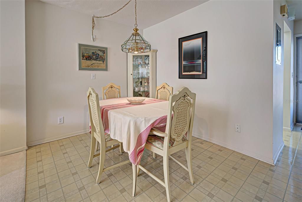 For Sale: $339,900 (2 beds, 2 baths, 900 Square Feet)