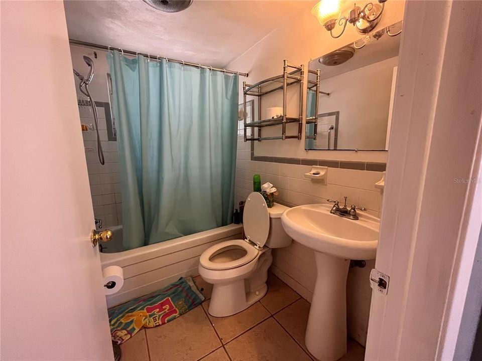 For Sale: $180,000 (3 beds, 1 baths, 1104 Square Feet)