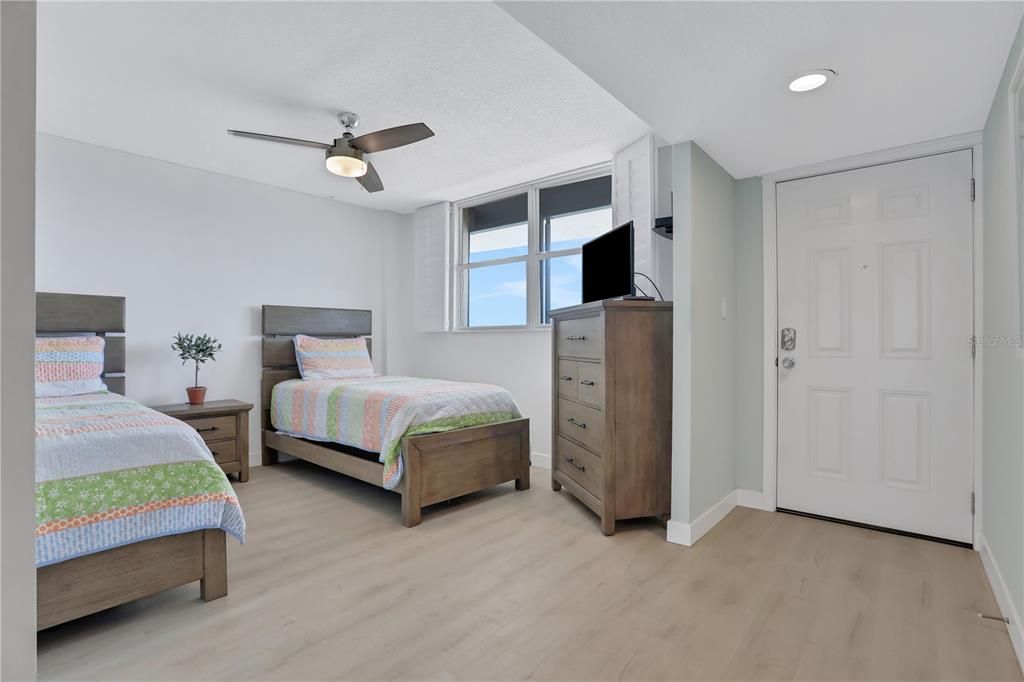 For Sale: $1,100,000 (3 beds, 2 baths, 1554 Square Feet)