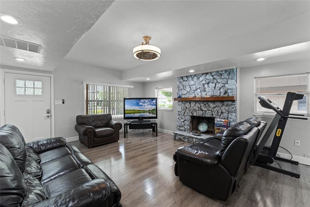 Active With Contract: $320,000 (2 beds, 1 baths, 1358 Square Feet)