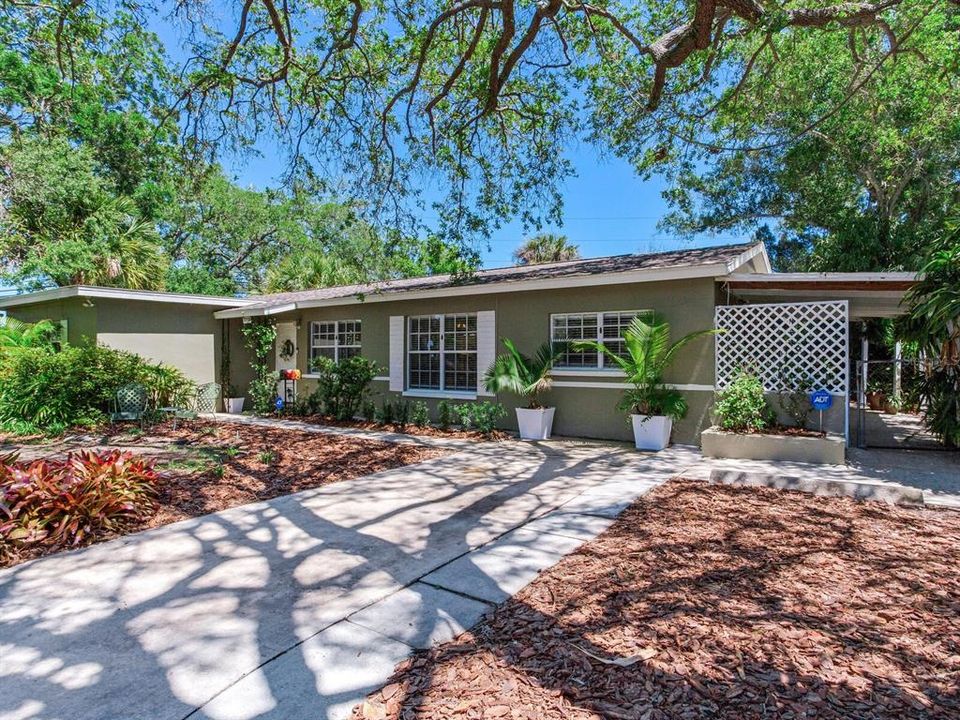 For Sale: $499,950 (4 beds, 2 baths, 1591 Square Feet)