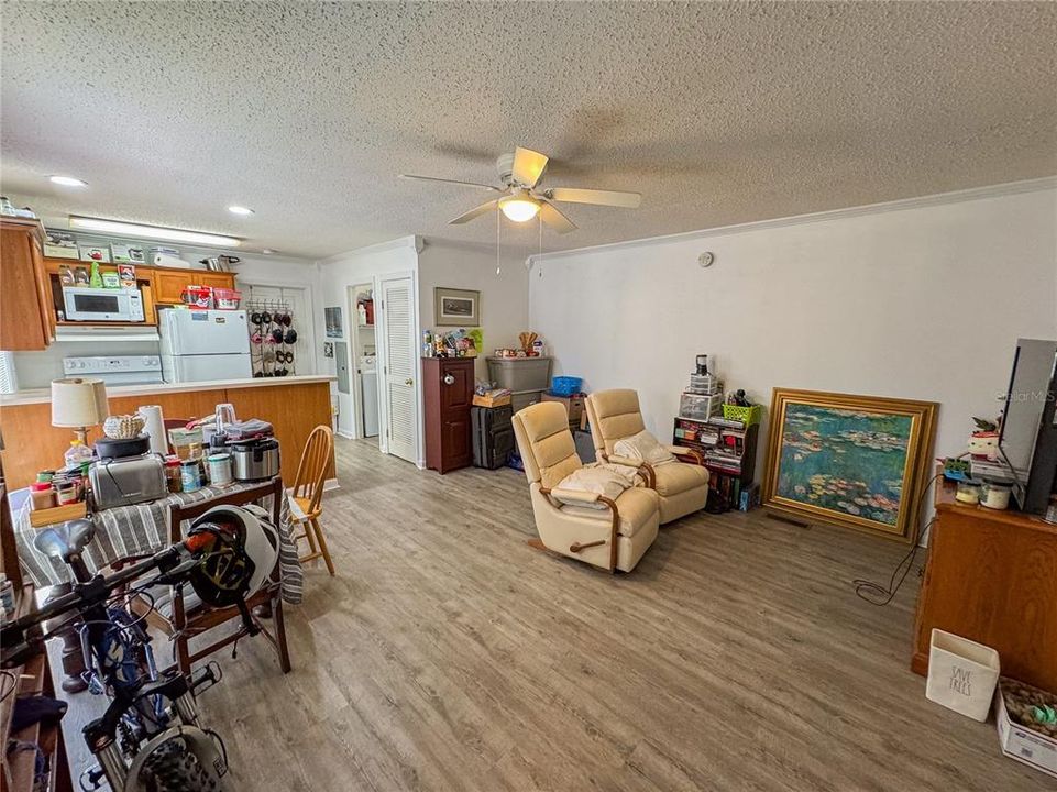Active With Contract: $159,900 (2 beds, 2 baths, 800 Square Feet)