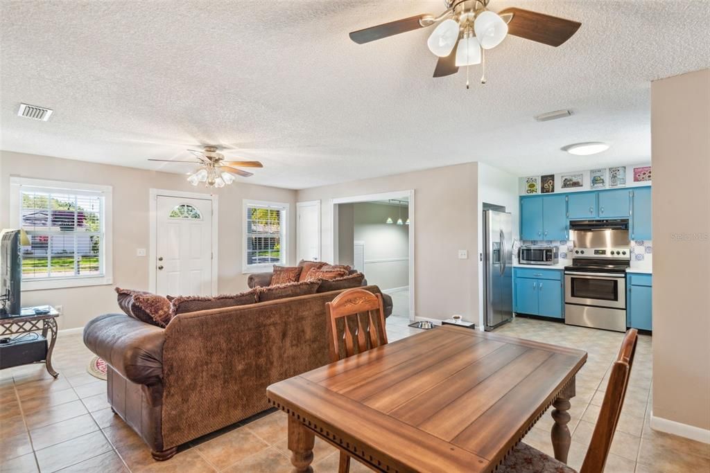Active With Contract: $307,500 (3 beds, 2 baths, 1105 Square Feet)