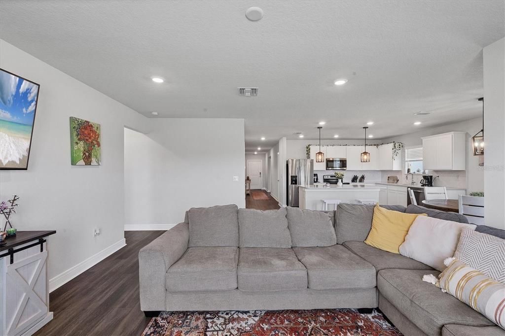 For Sale: $400,000 (4 beds, 2 baths, 1849 Square Feet)