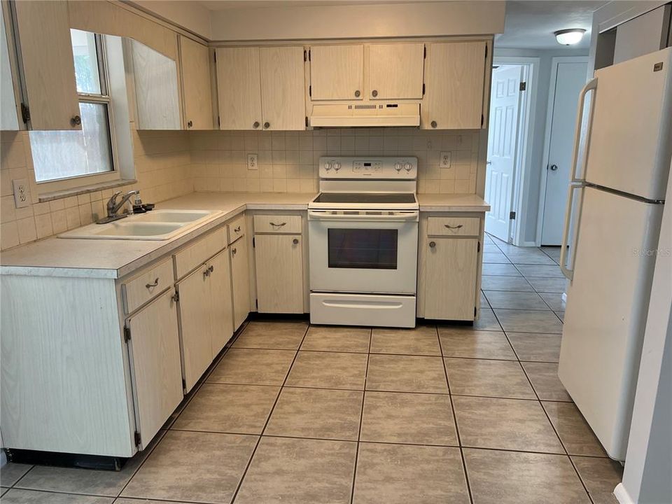 Active With Contract: $195,000 (2 beds, 1 baths, 792 Square Feet)