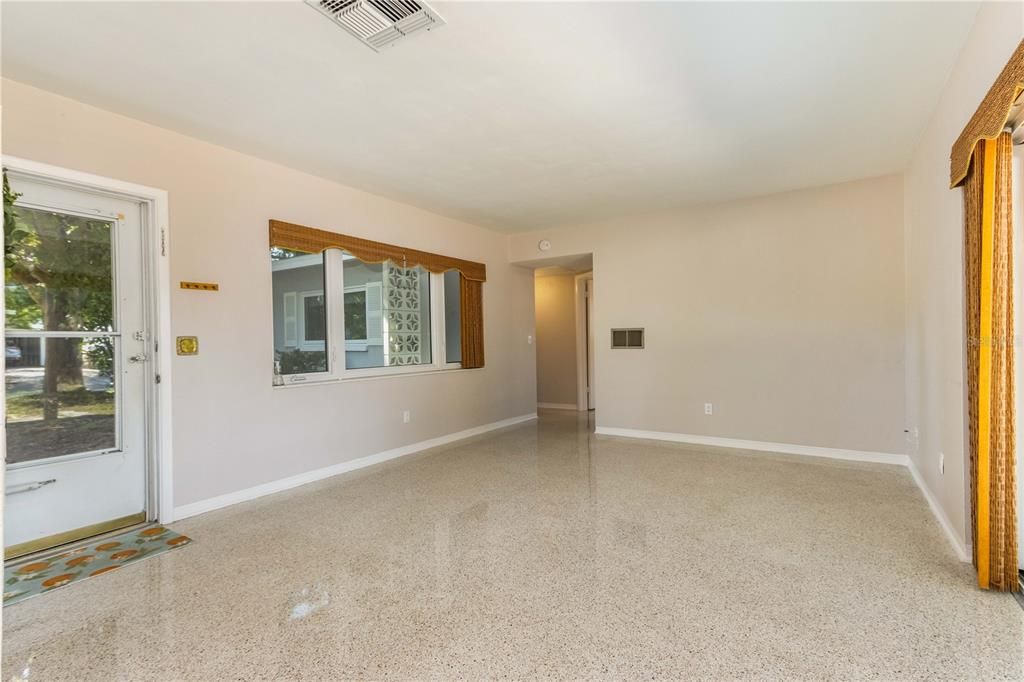 Recently Sold: $319,000 (2 beds, 1 baths, 1158 Square Feet)