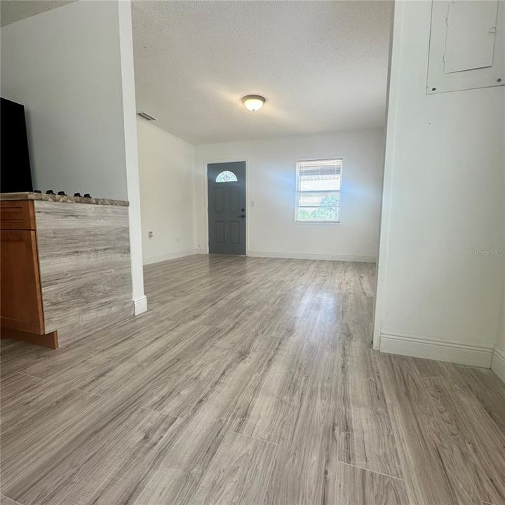 For Sale: $197,500 (2 beds, 1 baths, 816 Square Feet)