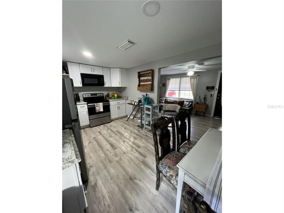 For Sale: $284,000 (2 beds, 1 baths, 696 Square Feet)