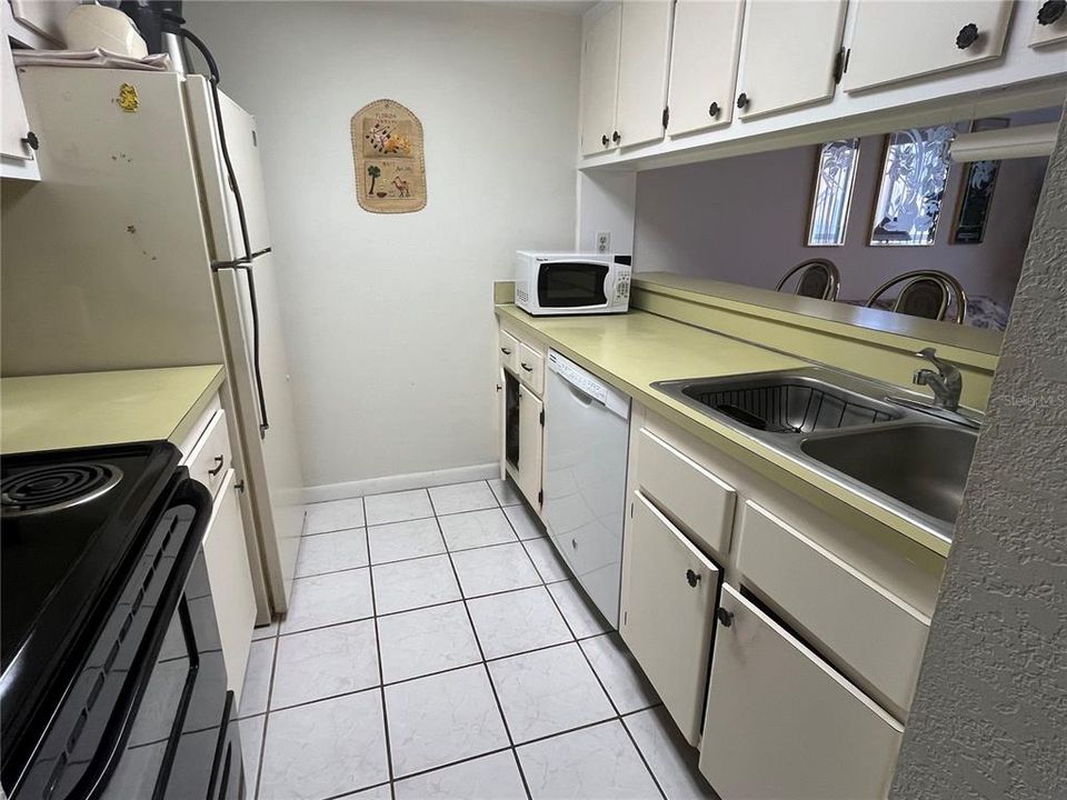 For Sale: $195,000 (2 beds, 1 baths, 837 Square Feet)
