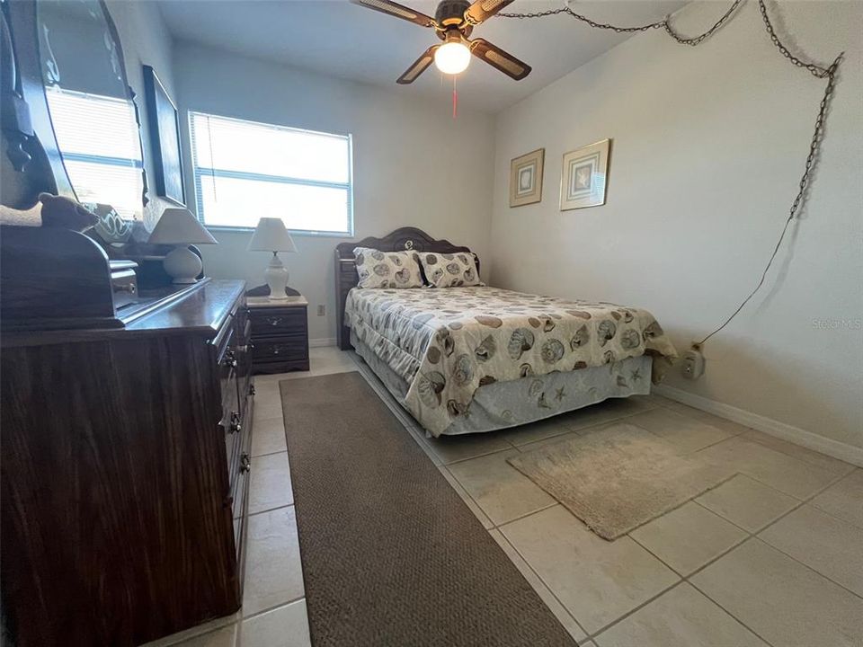 For Sale: $195,000 (2 beds, 1 baths, 837 Square Feet)