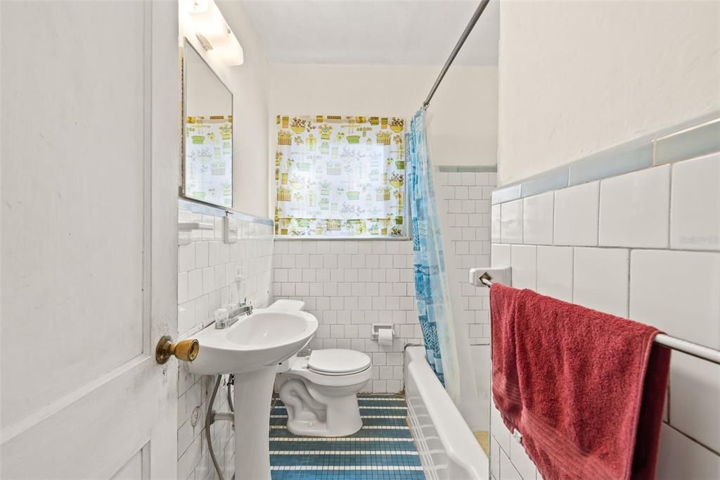 最近售出: $345,000 (3 贝兹, 1 浴室, 1173 平方英尺)