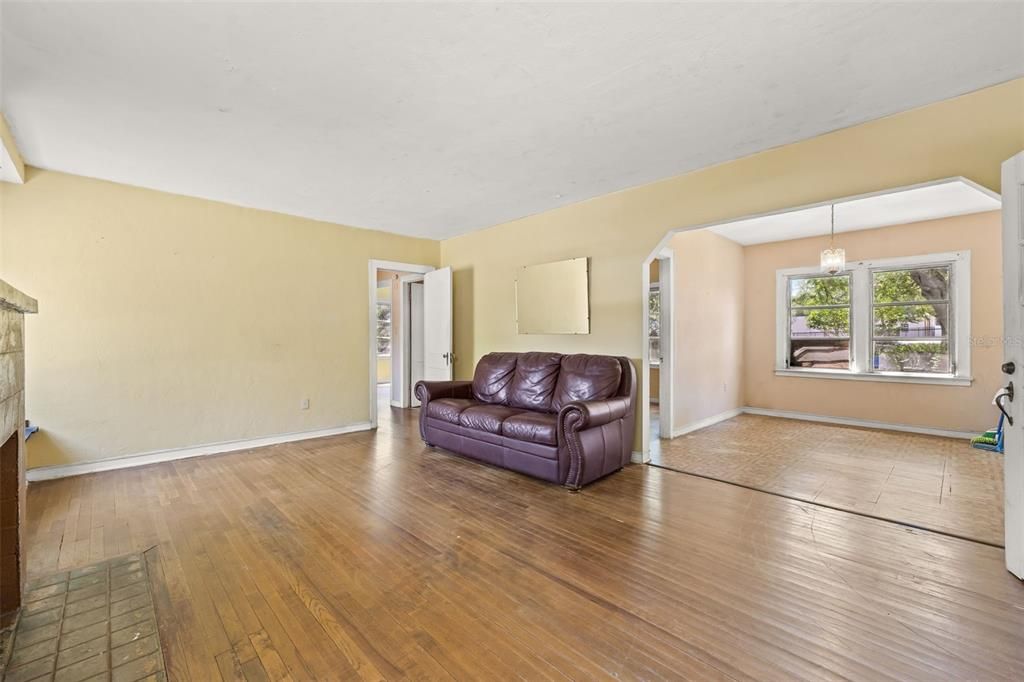 Active With Contract: $345,000 (3 beds, 1 baths, 1173 Square Feet)