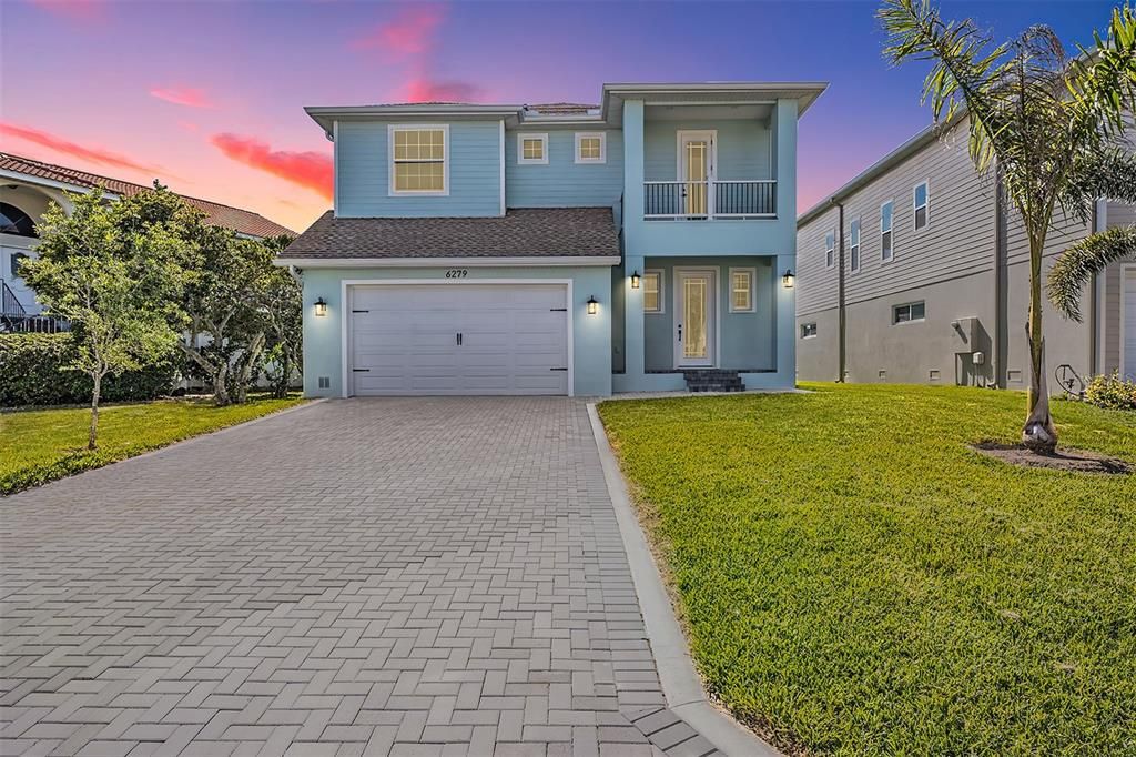 Recently Sold: $899,000 (4 beds, 2 baths, 2575 Square Feet)