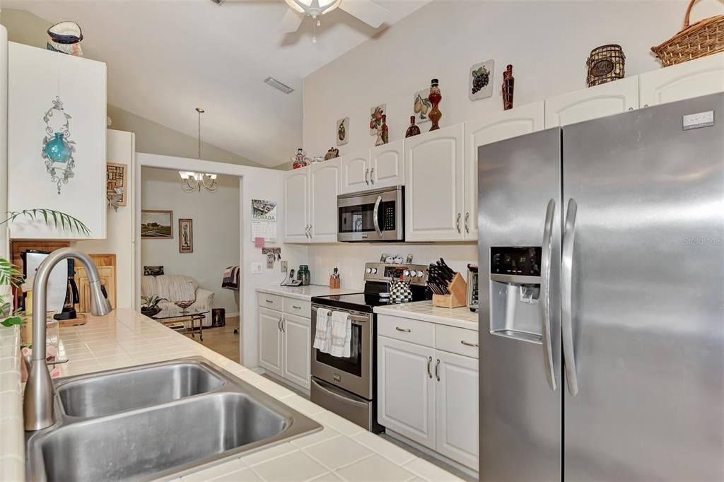 For Sale: $487,899 (2 beds, 2 baths, 1907 Square Feet)