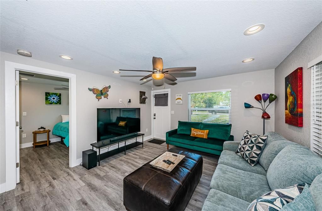 For Sale: $394,000 (2 beds, 1 baths, 720 Square Feet)