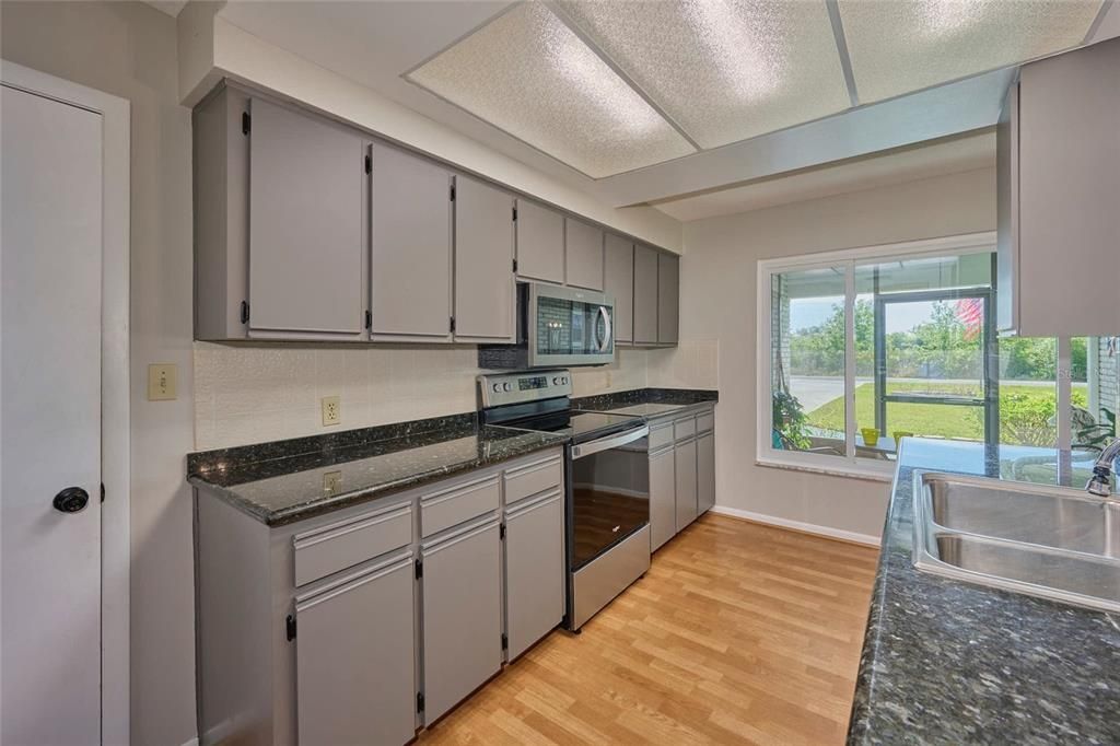 For Sale: $249,900 (2 beds, 2 baths, 1405 Square Feet)