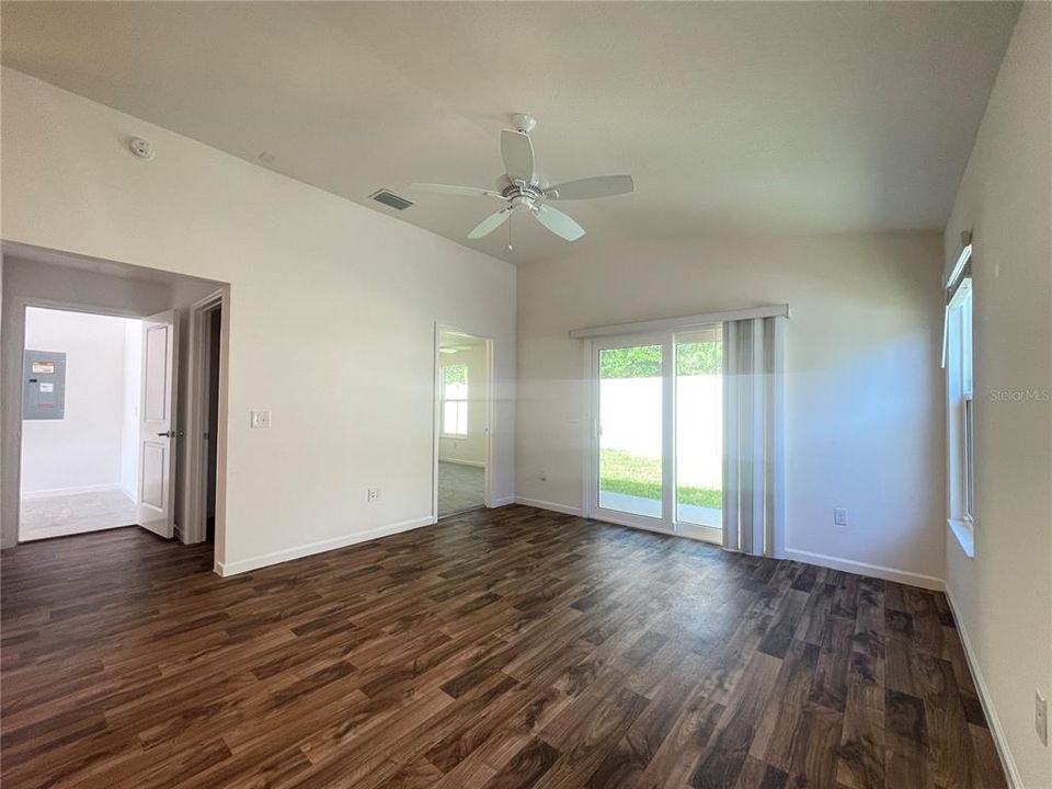 For Sale: $268,000 (2 beds, 2 baths, 979 Square Feet)