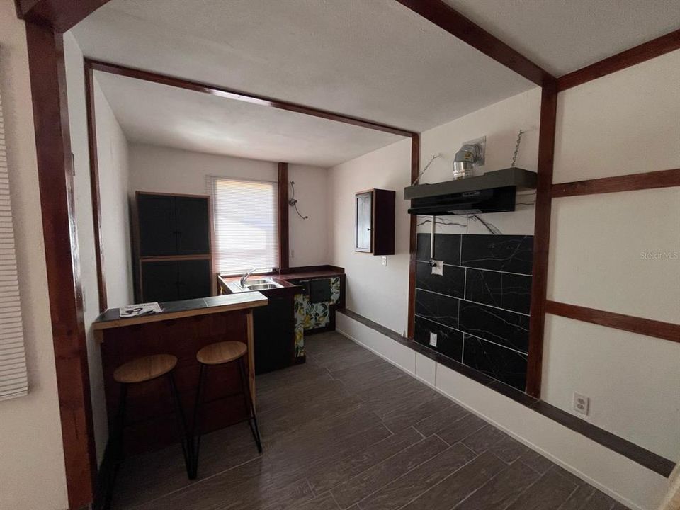 For Sale: $127,000 (1 beds, 1 baths, 810 Square Feet)