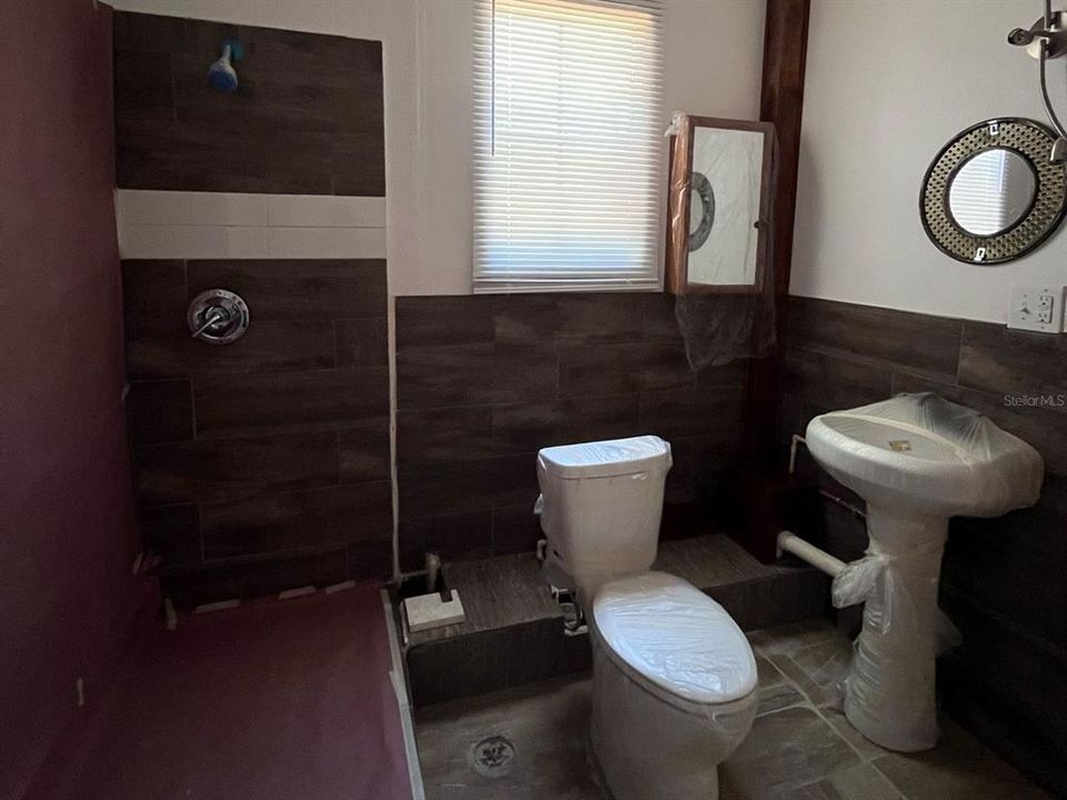 For Sale: $127,000 (1 beds, 1 baths, 810 Square Feet)