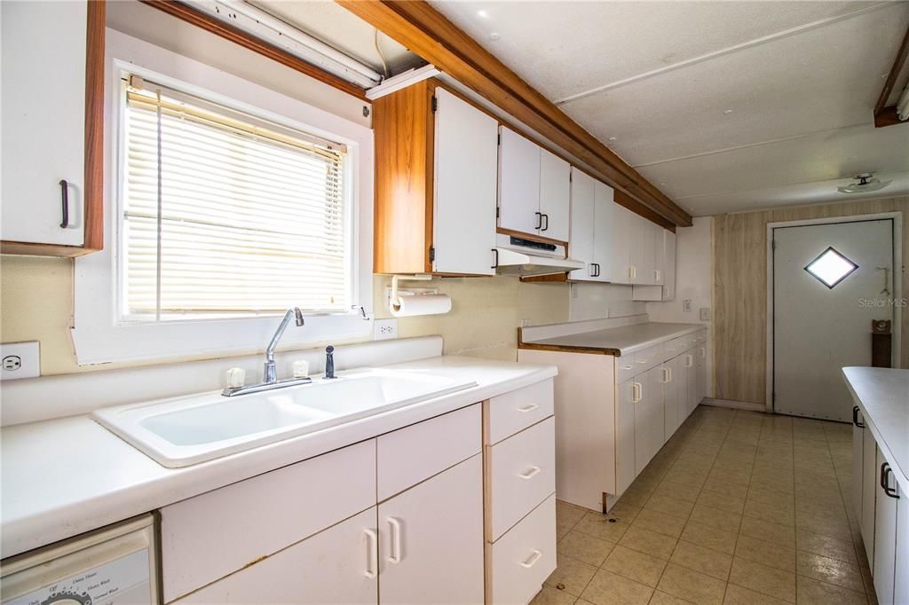 For Sale: $160,000 (2 beds, 2 baths, 1584 Square Feet)