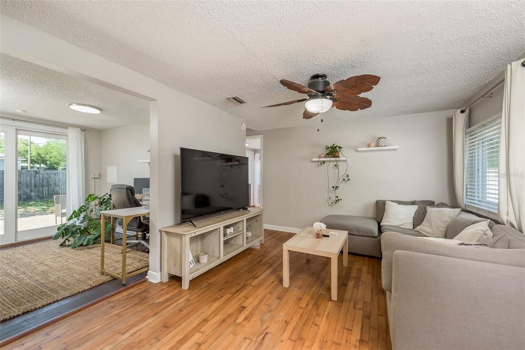 For Sale: $335,000 (2 beds, 1 baths, 990 Square Feet)