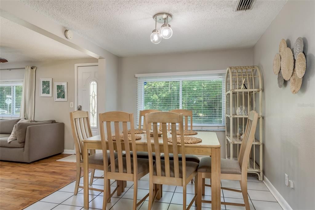 For Sale: $335,000 (2 beds, 1 baths, 990 Square Feet)
