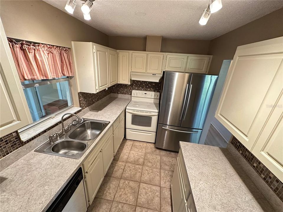 For Sale: $159,000 (2 beds, 2 baths, 984 Square Feet)