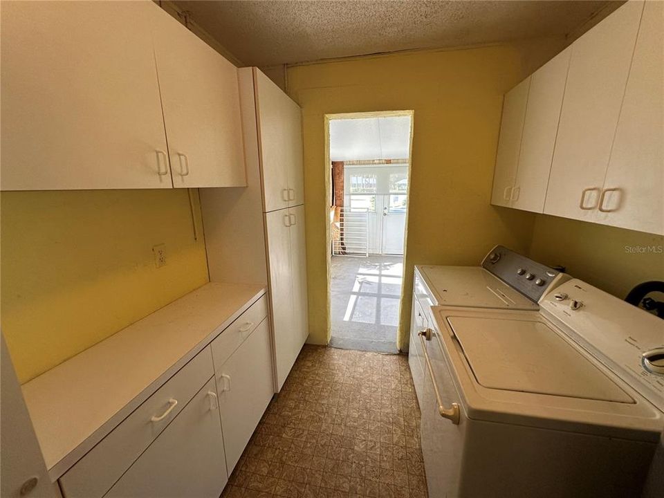 For Sale: $169,000 (2 beds, 2 baths, 984 Square Feet)
