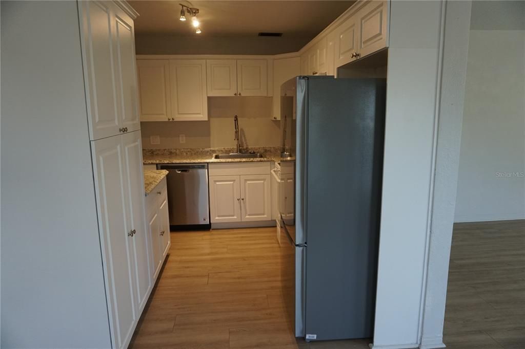 For Sale: $120,000 (2 beds, 2 baths, 912 Square Feet)
