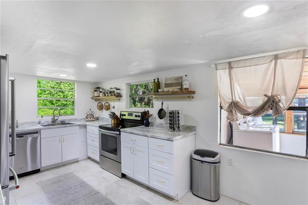 Active With Contract: $146,000 (2 beds, 1 baths, 1096 Square Feet)