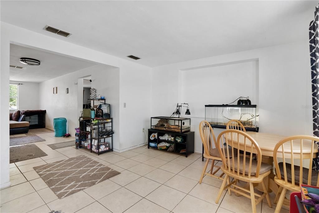 For Sale: $239,900 (2 beds, 1 baths, 1055 Square Feet)