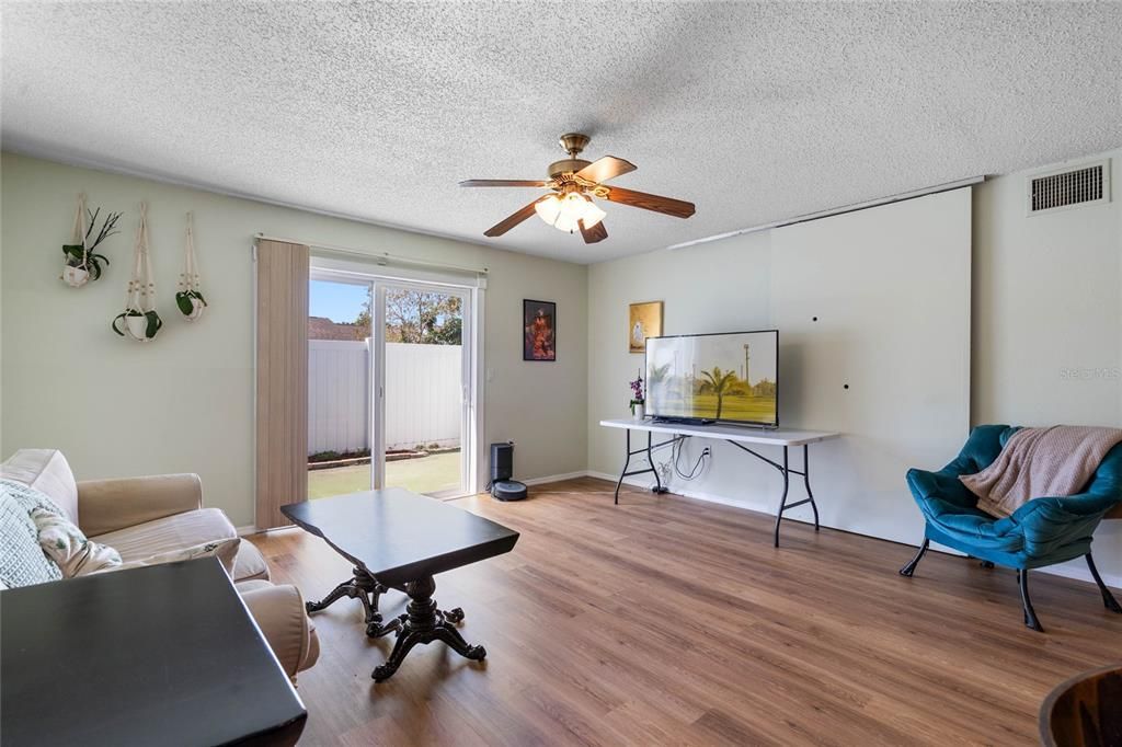 Active With Contract: $215,000 (2 beds, 2 baths, 934 Square Feet)