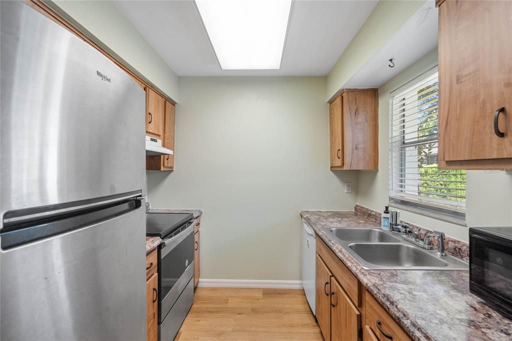 Active With Contract: $215,000 (2 beds, 2 baths, 934 Square Feet)