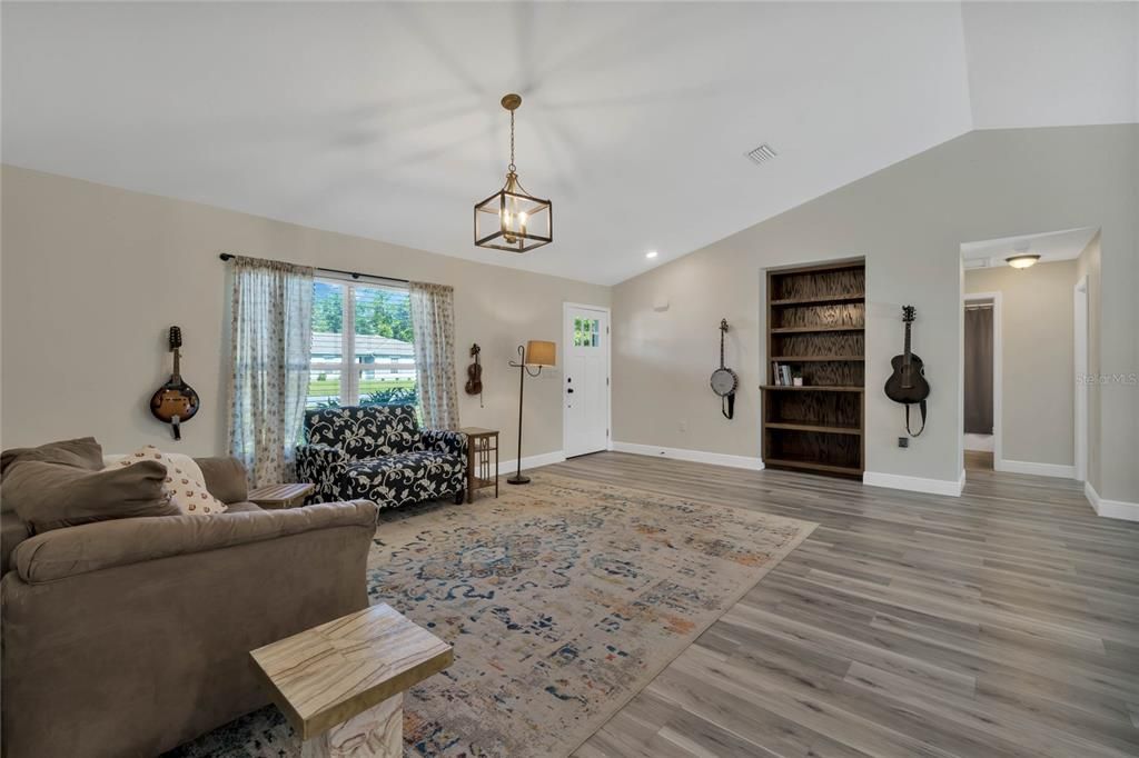 Active With Contract: $325,000 (3 beds, 2 baths, 1426 Square Feet)